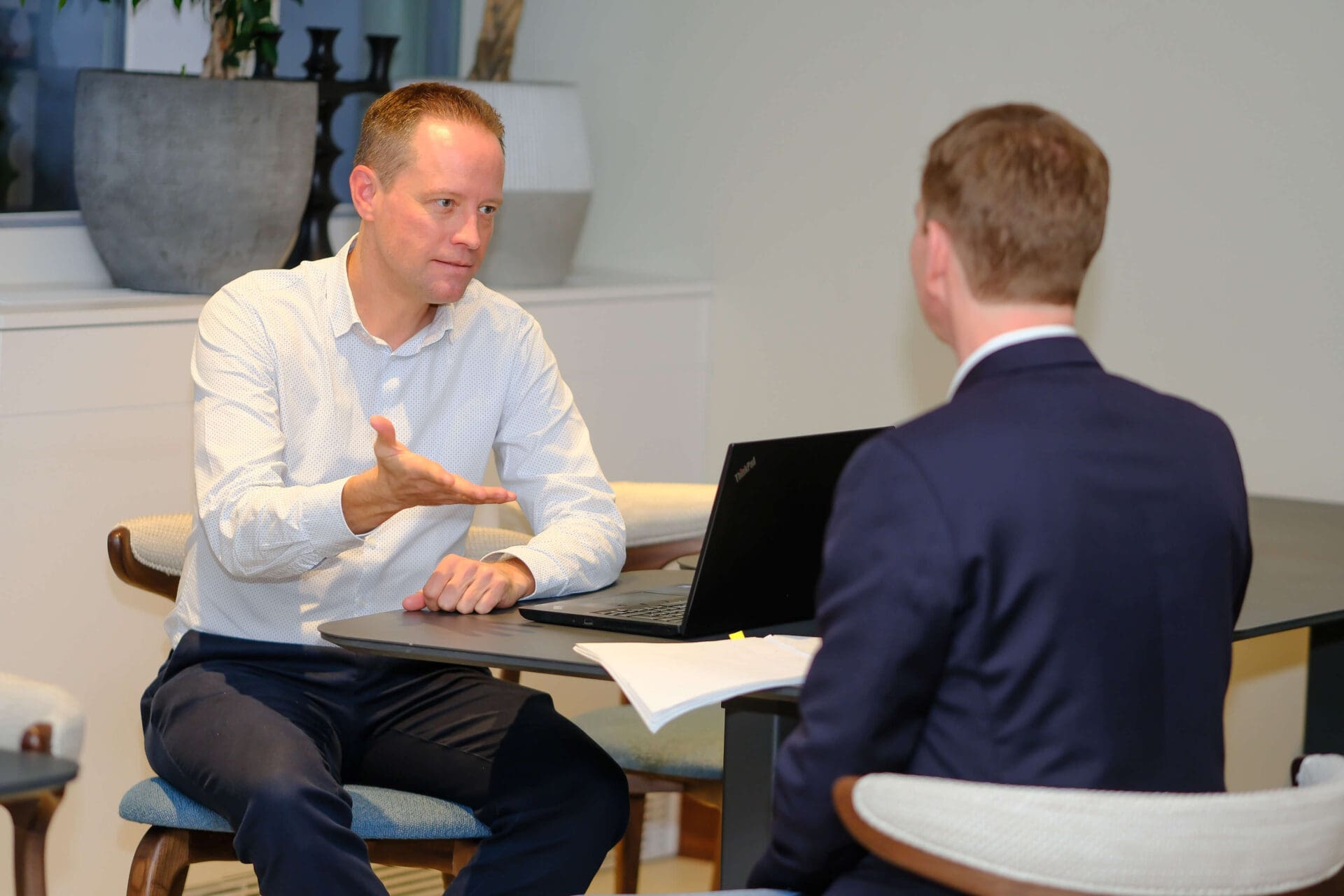 Stefan Müller von Freshwords spricht an einem Tisch mit einem Kunden.